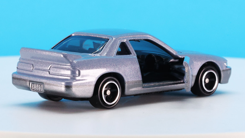 一段暗めのガラス表現のクリアーパーツとなっています