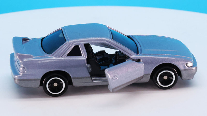 両足を支えるべく高くなっているサイドサポートも再現したシート！