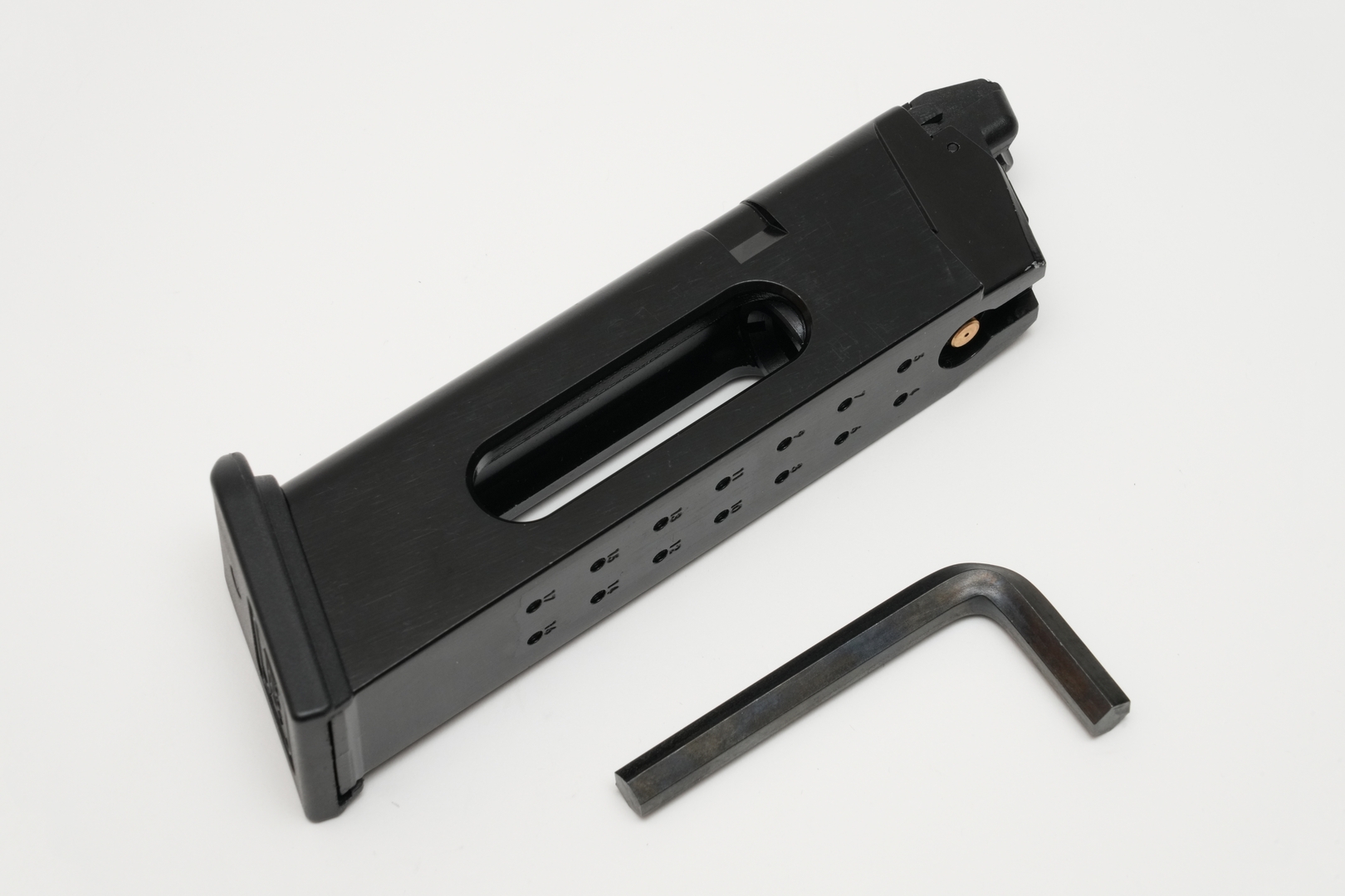 G-17 CO2 マガジンと六角レンチ。六角レンチはL型タイプで、軸径は6mm