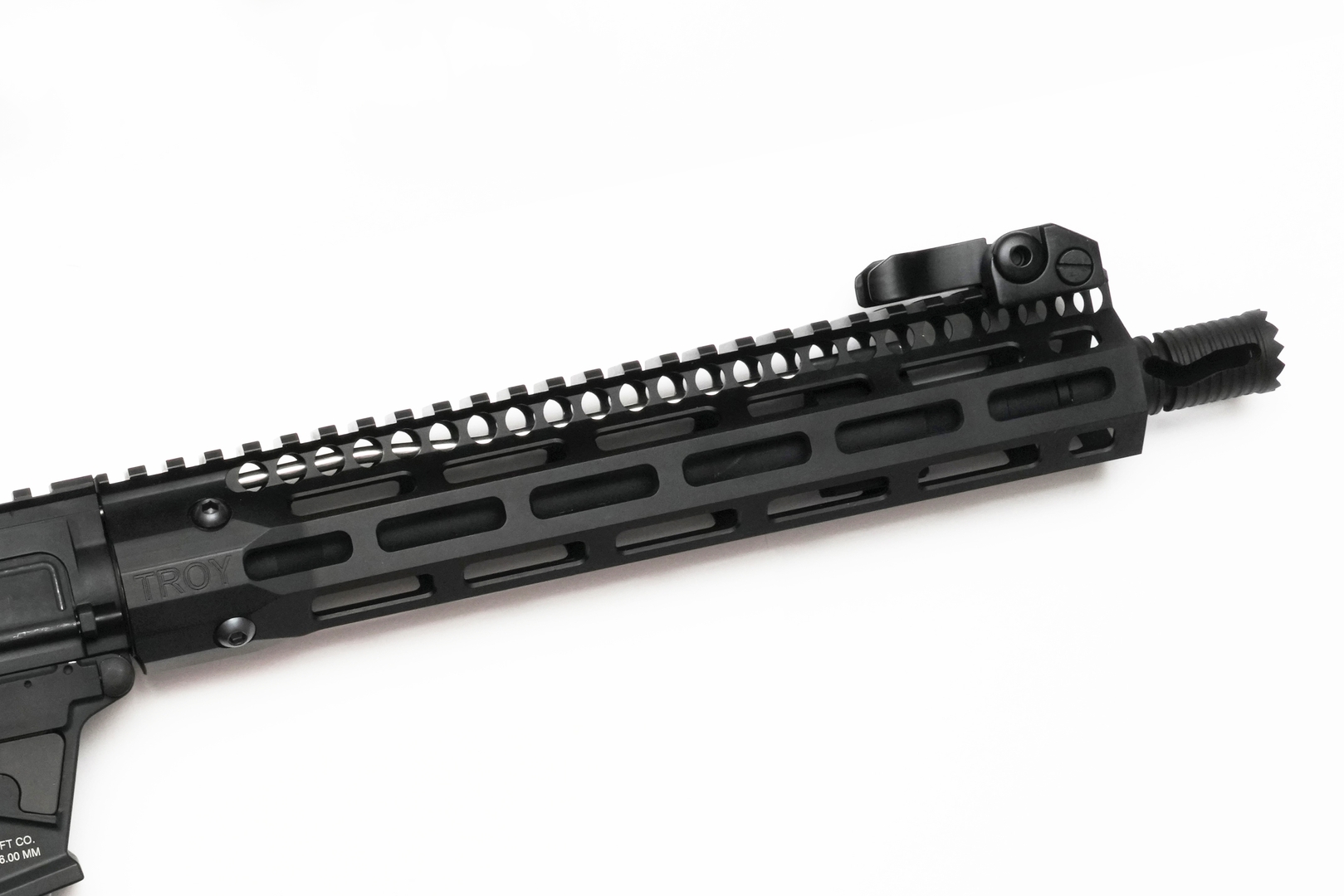 スリムなハンドガードは10.5インチ。7面にはM-LOKスロットがずらりと並んでいる。右側面にはTroy Industriesの正規ライセンスを取得した証のロゴが刻まれている