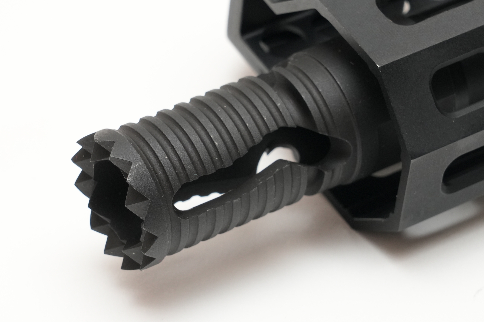 フラッシュハイダーの先端にはスパイクが設けられている。サバゲーでの近接戦闘では取り扱いに注意しよう