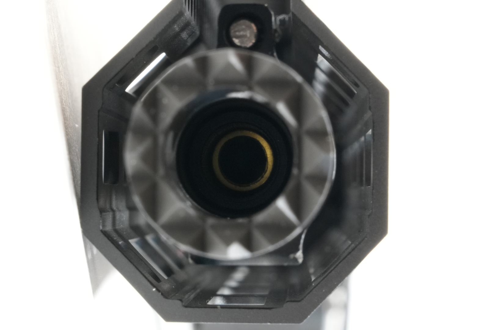 フラッシュハイダーからは金色のインナーバレルが見える（絶対に肉眼で覗いてはいけない）