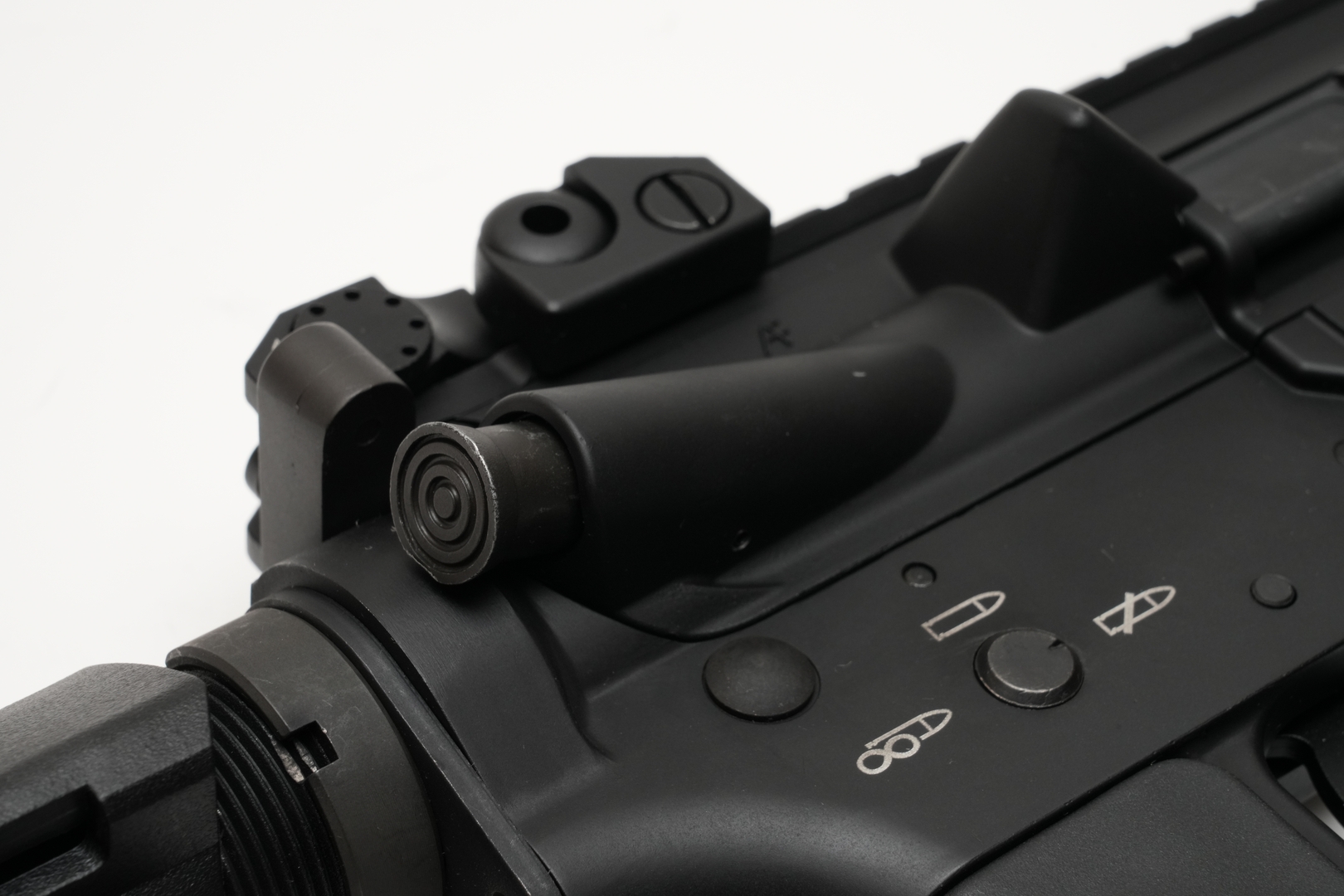 実銃でボルトを強制的に押し出すための「フォワードアシストノブ」は可動するが、ほかのガスブローバックマシンガンと同様に使用しないほうがいい