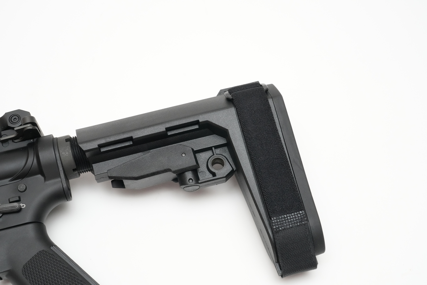 ストックには片手での射撃時に操作しやすくするための前腕を固定するストラップが用意