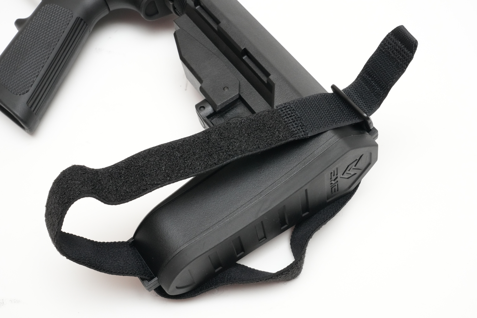 ストラップで前腕を固定すると片手で保持しやすくなるが構えを左右に切り替えられなくなるので場面ごとに使い方を変える必要がありそうだ