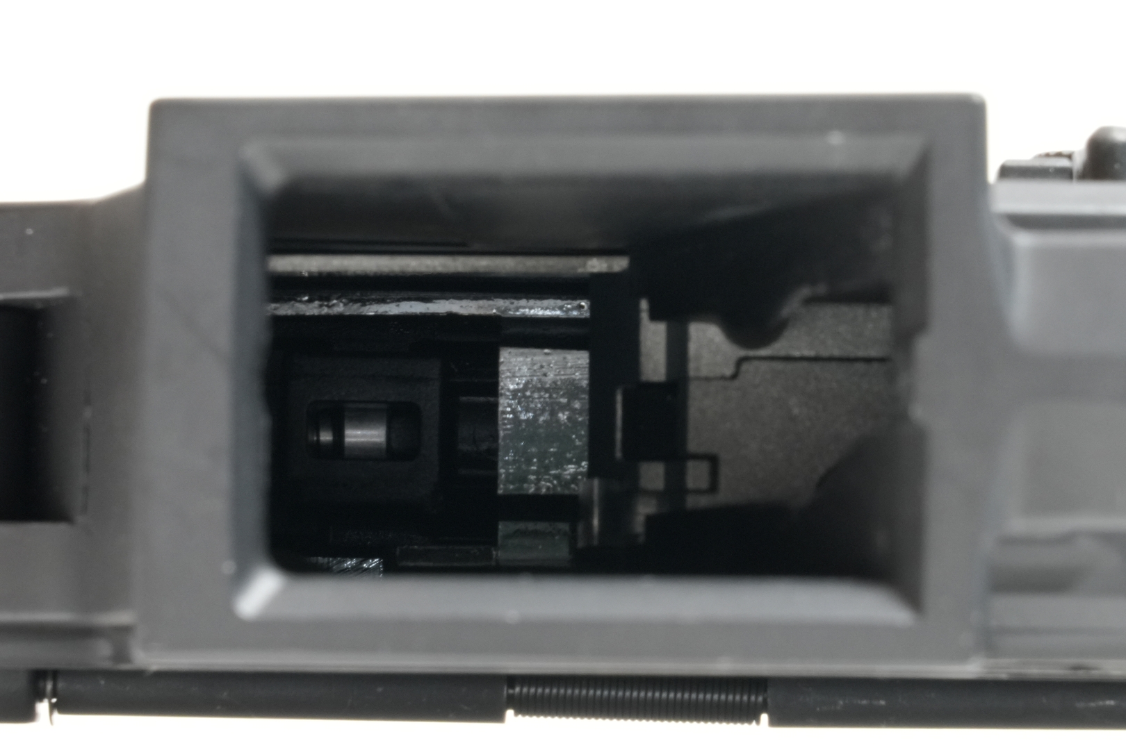 マガジン挿入口からはボルト先端が見える