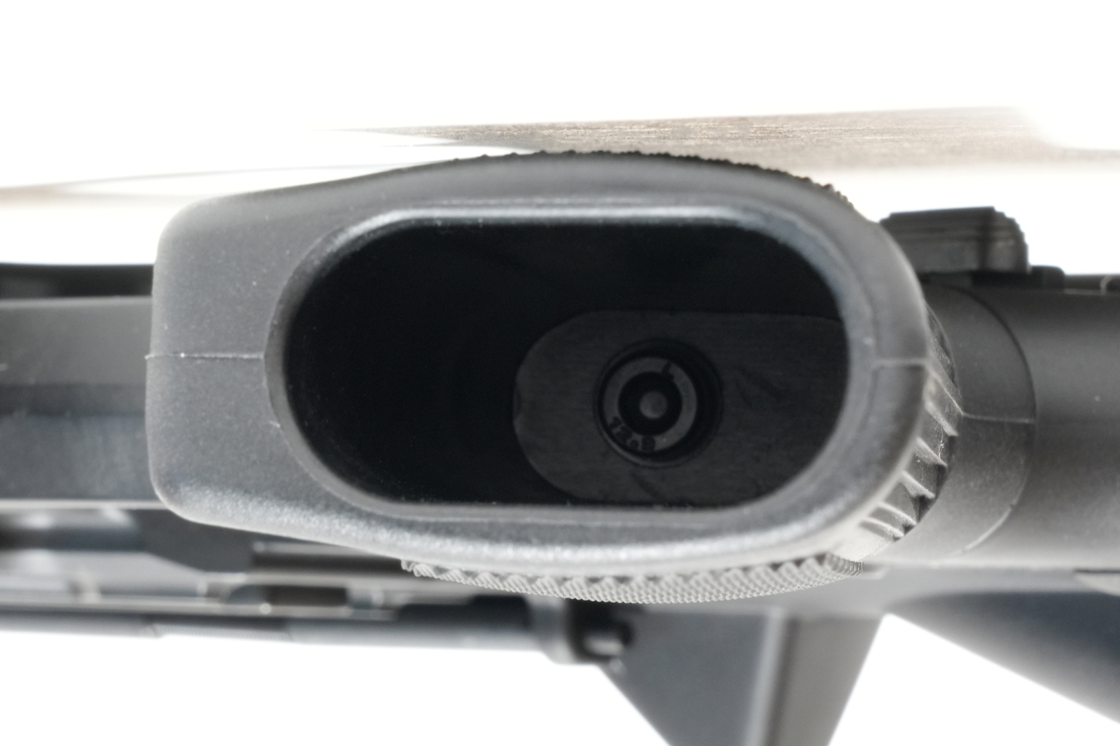 グリップは中空で、軸径4mmの六角ネジで固定されている。実銃用グリップを装着可能