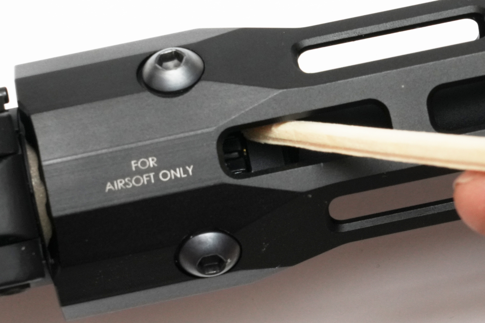 ダイヤル式のホップ調整アジャスターはアウターバレルの根元にある。反時計回りに回転させるとホップが強く、時計回りに回転させるとホップが弱くなる。なお調整用工具は用意されておらず、割り箸を使用することが推奨されている