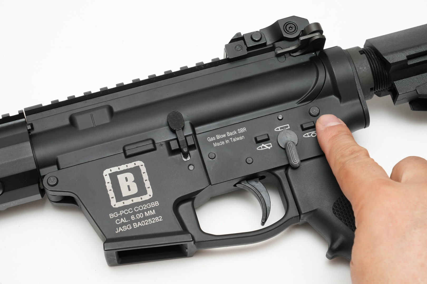 マガジンを抜き、ボルトが閉じている状態でテイクダウンピンを押し込む。チャージングハンドルとボルトを引き抜けば通常分解は完了だ