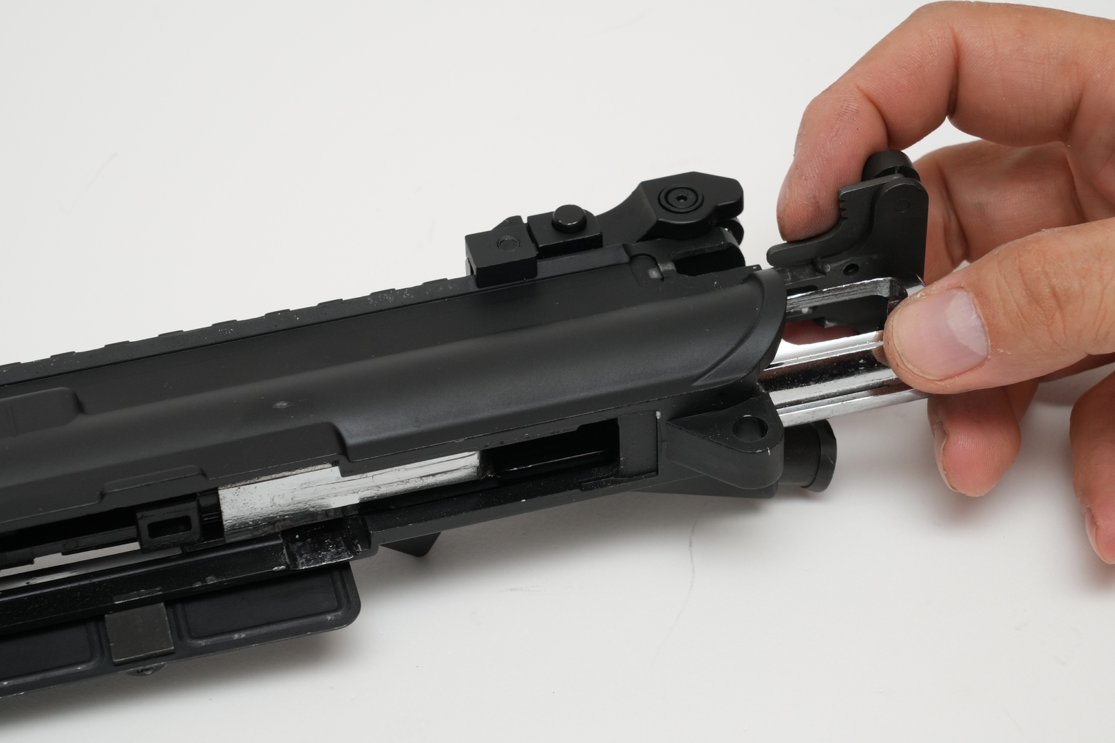 マガジンを抜き、ボルトが閉じている状態でテイクダウンピンを押し込む。チャージングハンドルとボルトを引き抜けば通常分解は完了だ
