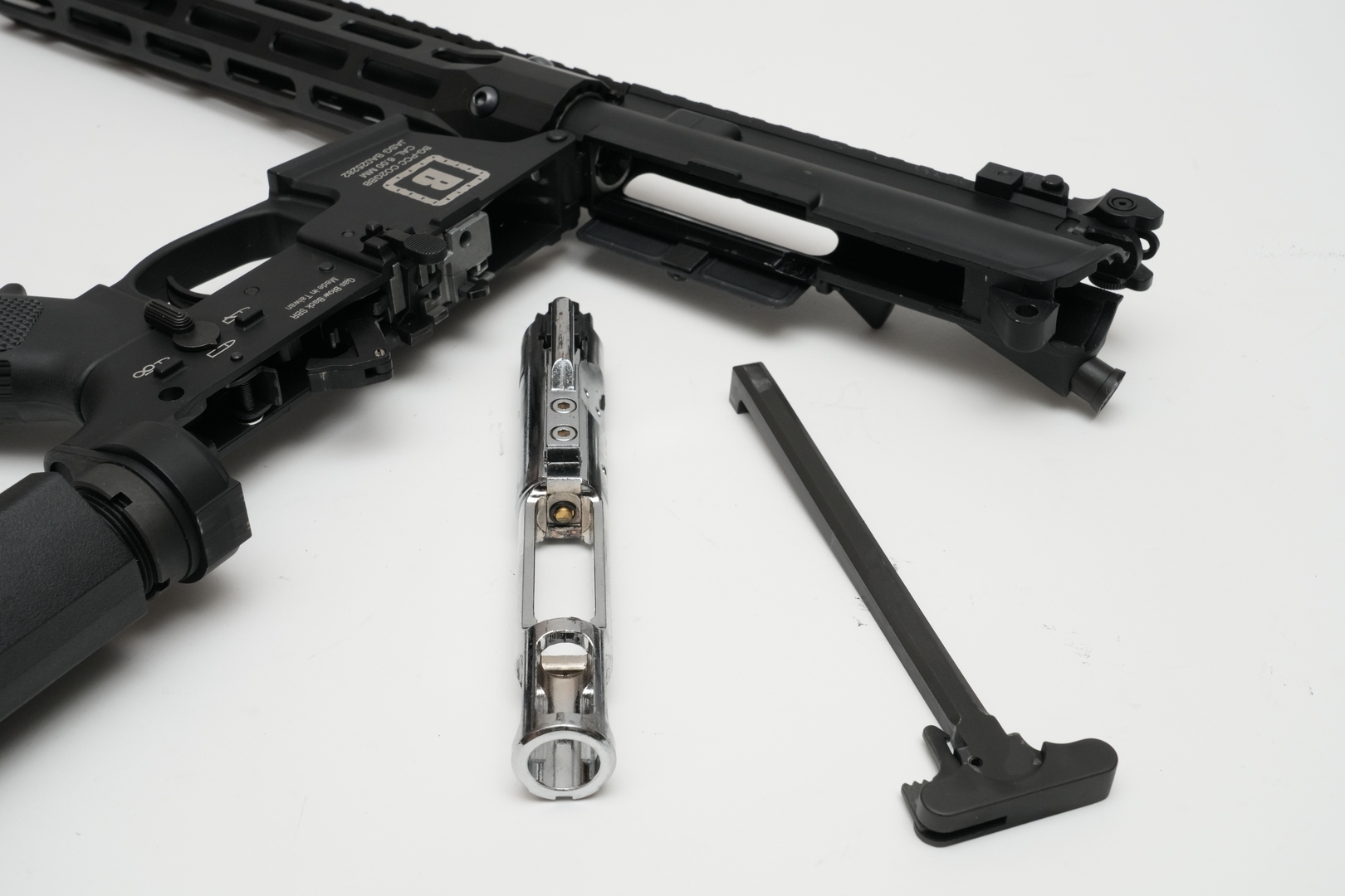 マガジンを抜き、ボルトが閉じている状態でテイクダウンピンを押し込む。チャージングハンドルとボルトを引き抜けば通常分解は完了だ