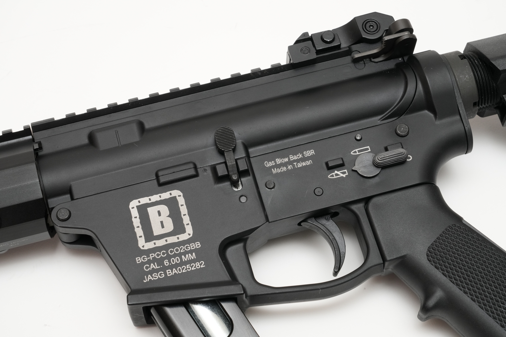 右側面にはボルトキャッチ、セレクターレバーが用意