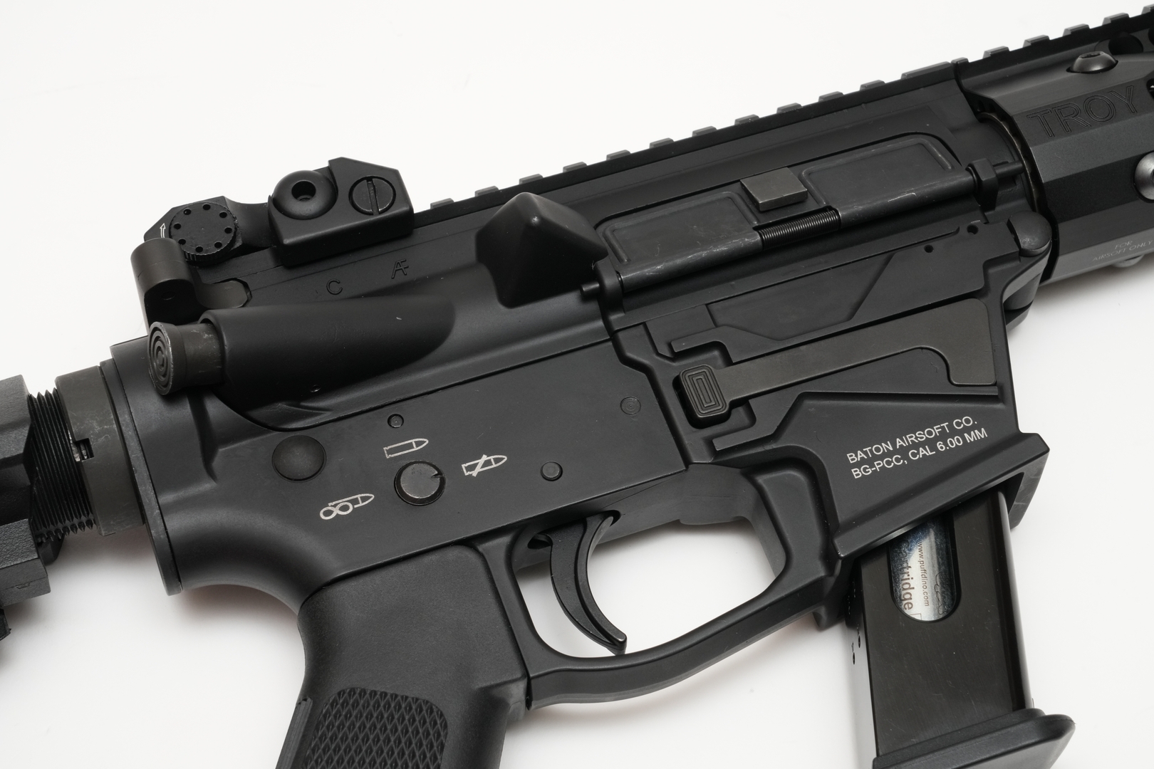 左側面にはマガジンキャッチボタンが配置。セレクターの刻印はあるがセレクターレバーは存在しない