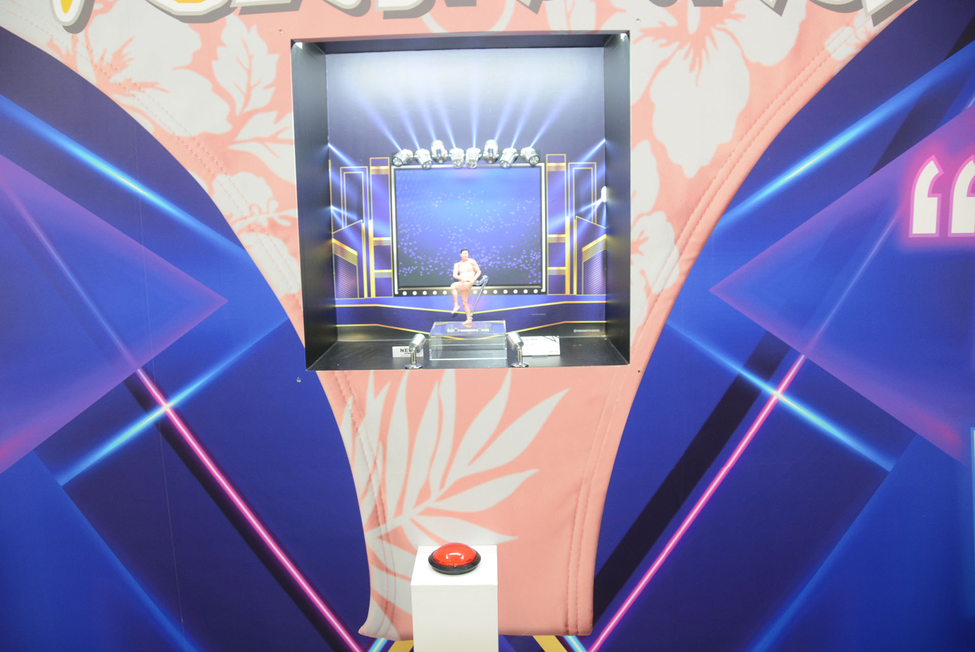 会場ではステージをイメージしたディスプレイが行われている。ボタンを押すと音楽が鳴り、スポットライトが当たる