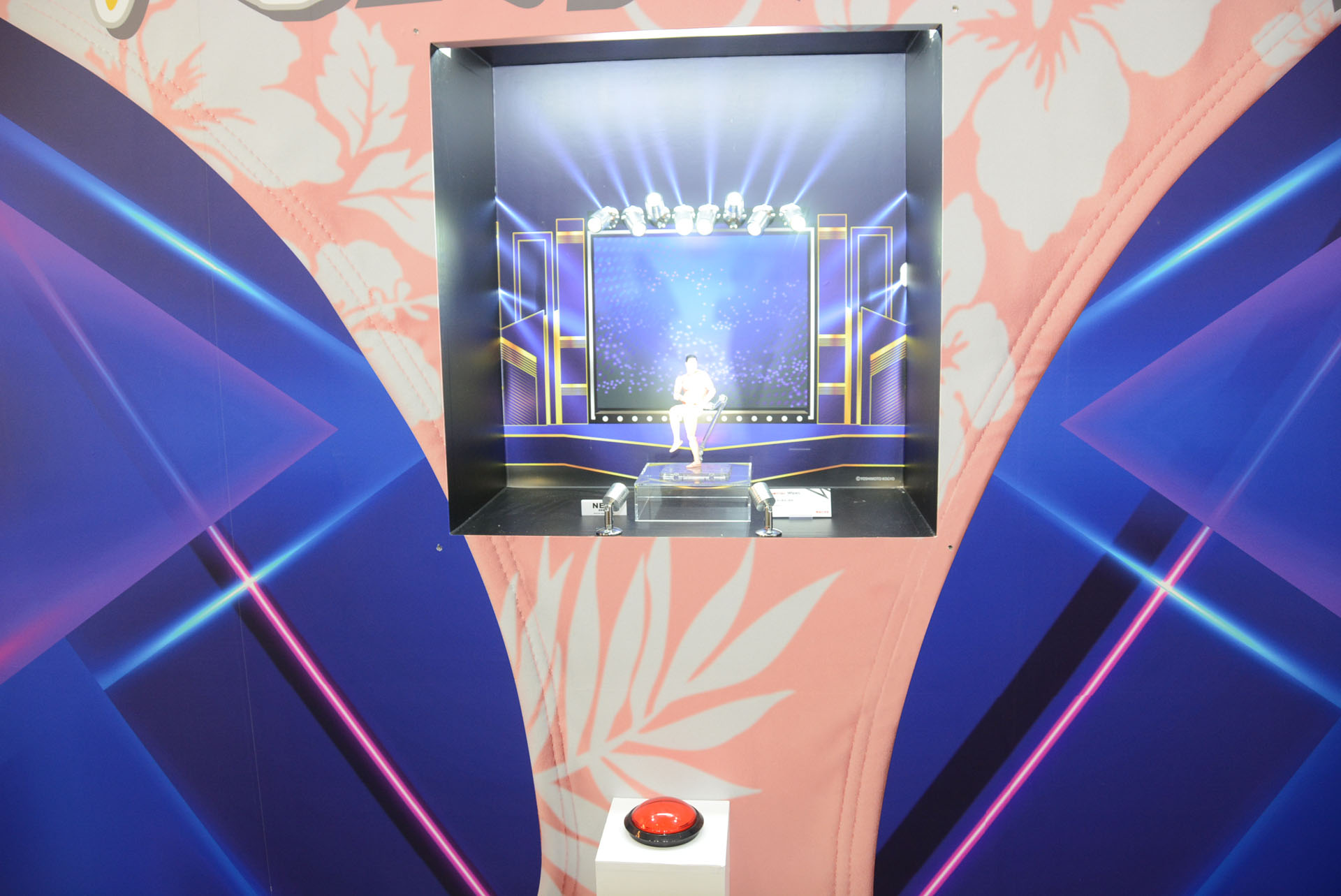 会場ではステージをイメージしたディスプレイが行われている。ボタンを押すと音楽が鳴り、スポットライトが当たる