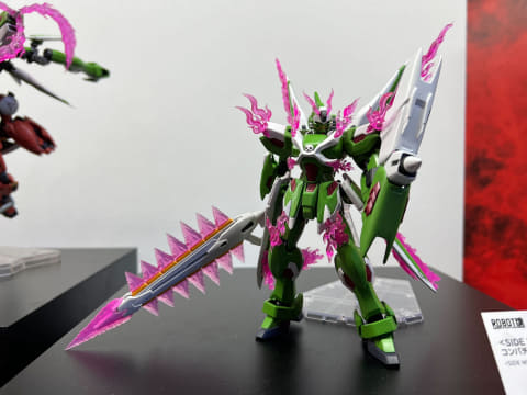 あふれ出るファントムライトが特徴的な「ファントムガンダム V2