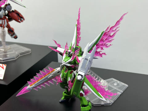 あふれ出るファントムライトが特徴的な「ファントムガンダム V2」が