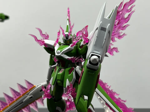 あふれ出るファントムライトが特徴的な「ファントムガンダム V2」が