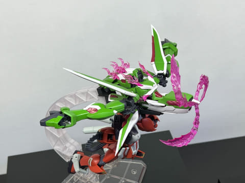 あふれ出るファントムライトが特徴的な「ファントムガンダム V2」が