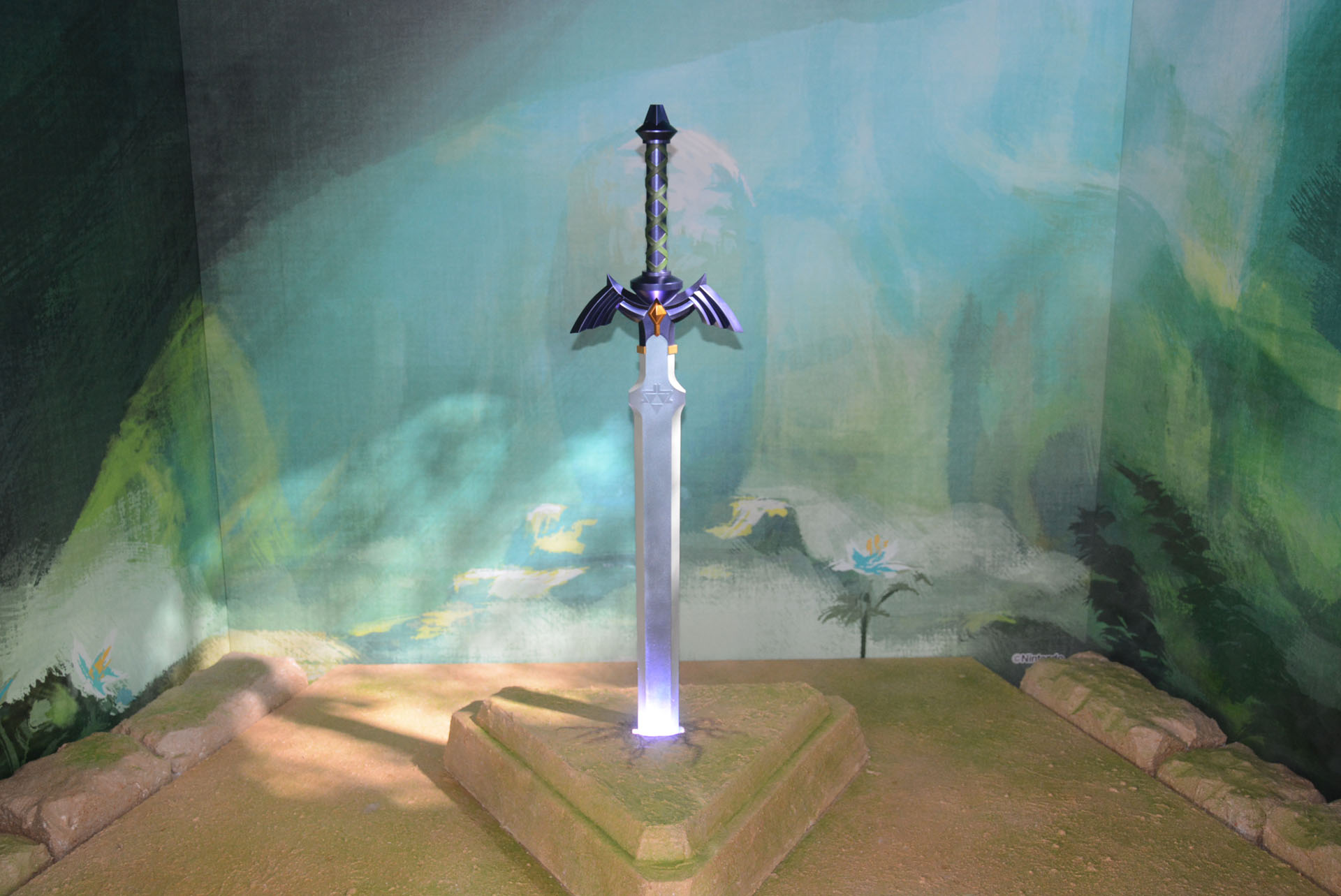 森の奥深く突き刺さっているイメージでのディスプレイ。目にしたときぐっとくるシチュエーションだ