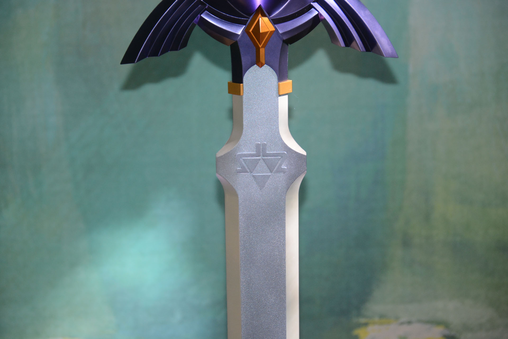 刀身にはトライフォースの紋章が。造形や質感は大いにこだわり、本物感を追求する。音声ギミックも搭載予定。細かい仕様はまだ秘密だ