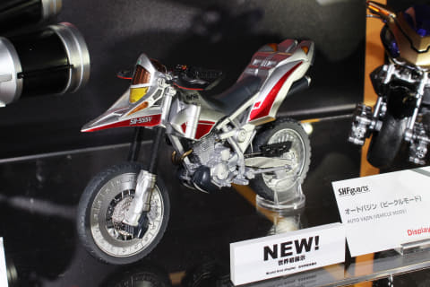 真骨頂ネクストファイズ、ネクストカイザ、オートバジン S.H.Figuarts（真骨彫製法） 仮面ライダーカイザ」とともに、同