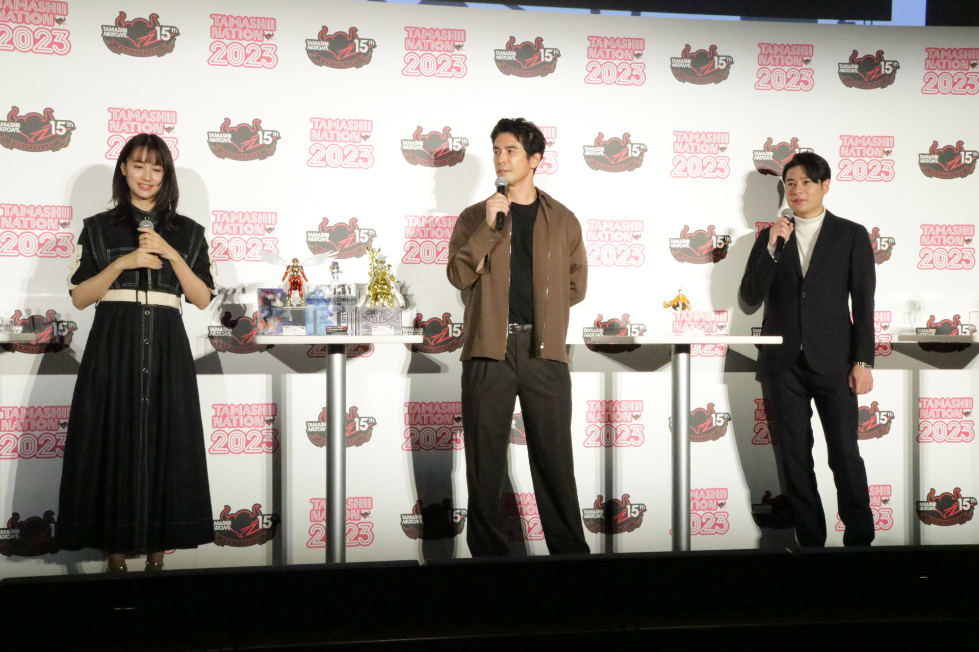 左から山本美月さん、伊藤英明さん、平成ノブシコブシ 吉村崇さん