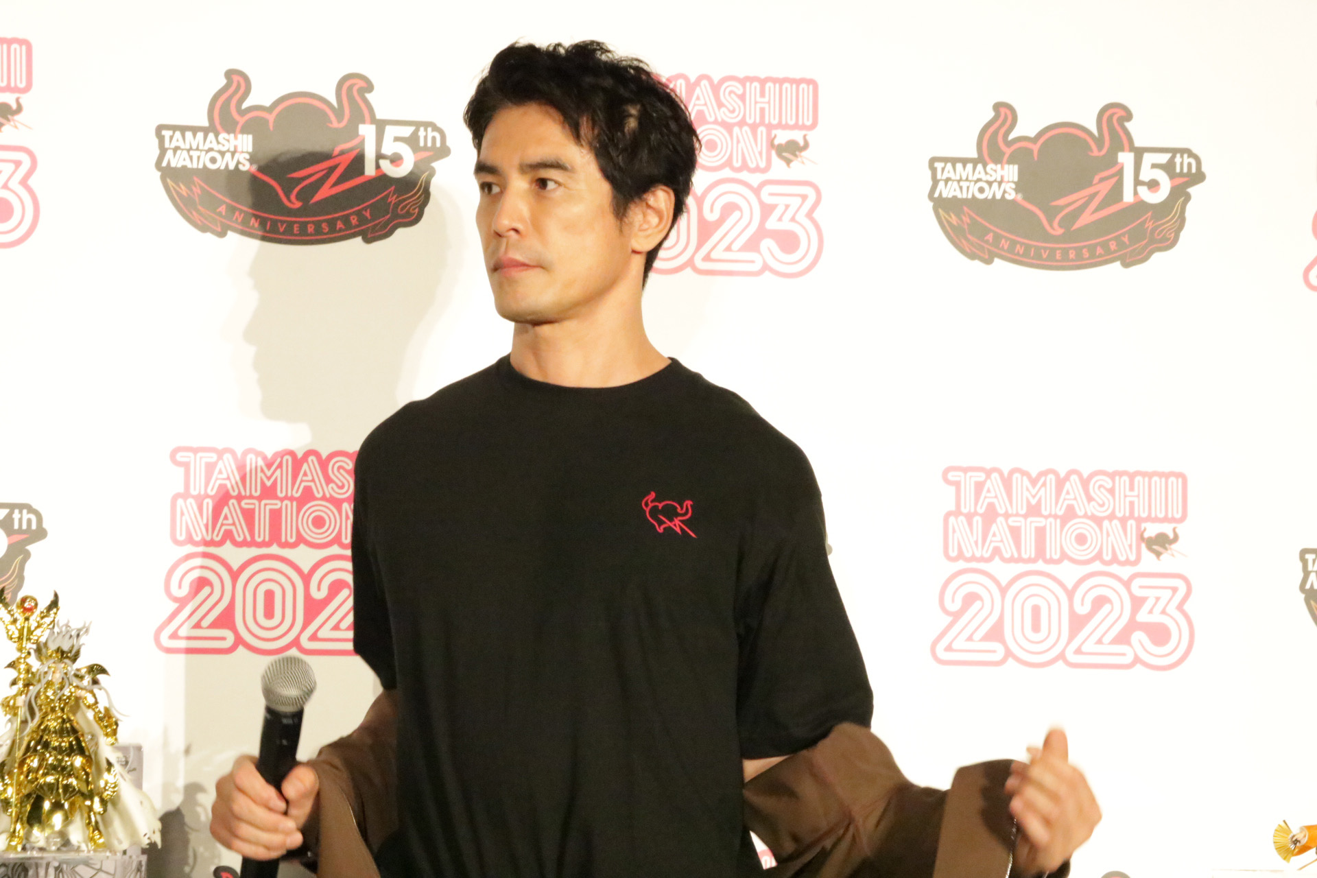 限定Tシャツを披露する伊藤英明さん