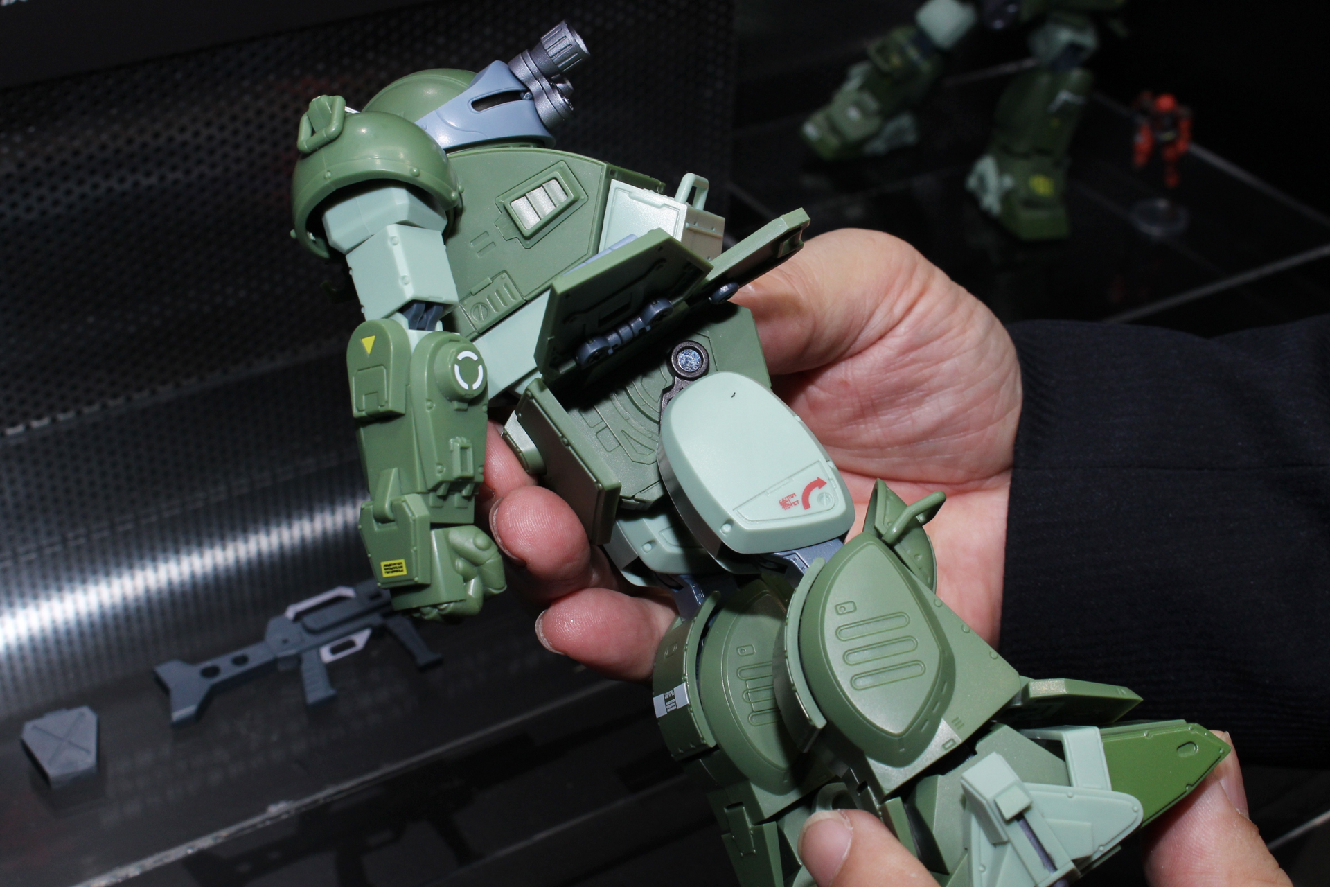 脚部の付け根の関節も引き出し式で、これはポージングの他、プロポーションの好みによって足を長めに見せる意図もあるという