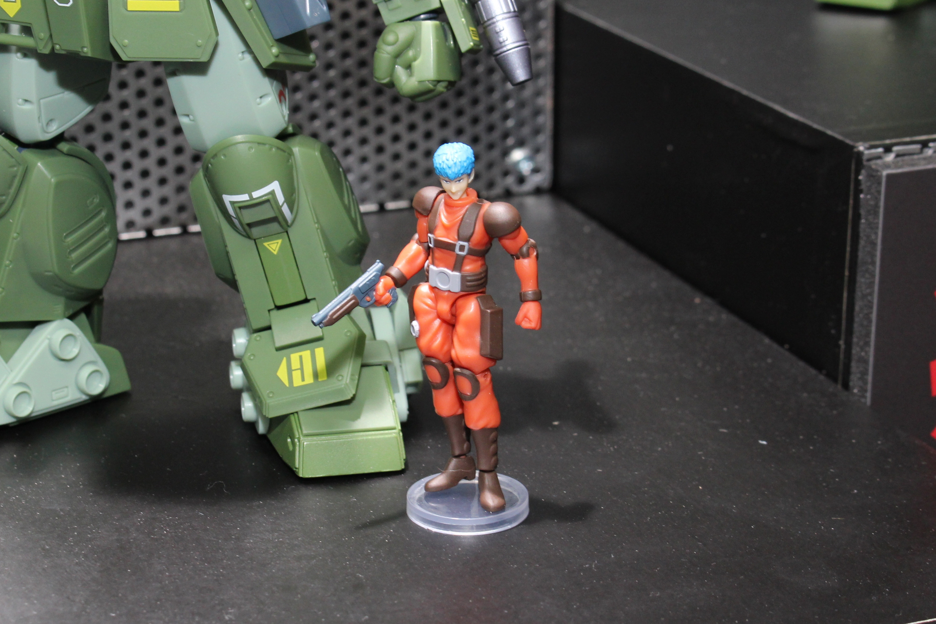 おなじみのパイロットスーツ姿のキリコのフィギュア。スコープドッグのスケールに合わせてある