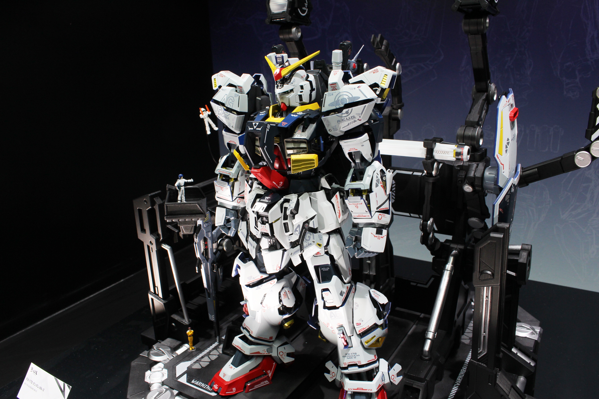 無数のメンテナンスハッチが開閉するギミックを備える