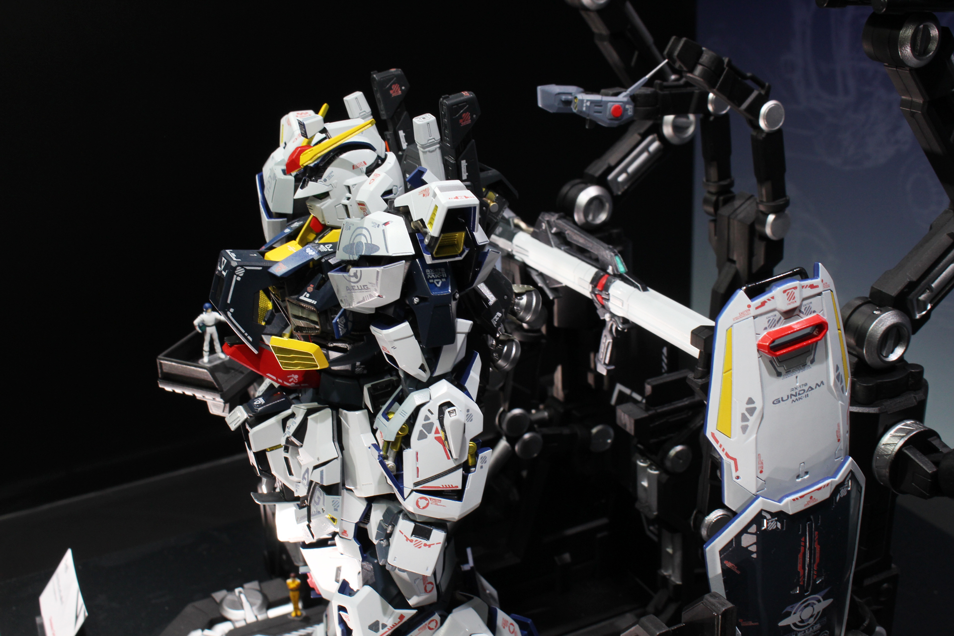 ビーム・ライフル、ハイパー・バズーカ、バルカン・ポッド、シールドなど、ガンダムMk-IIならではの武装が見える