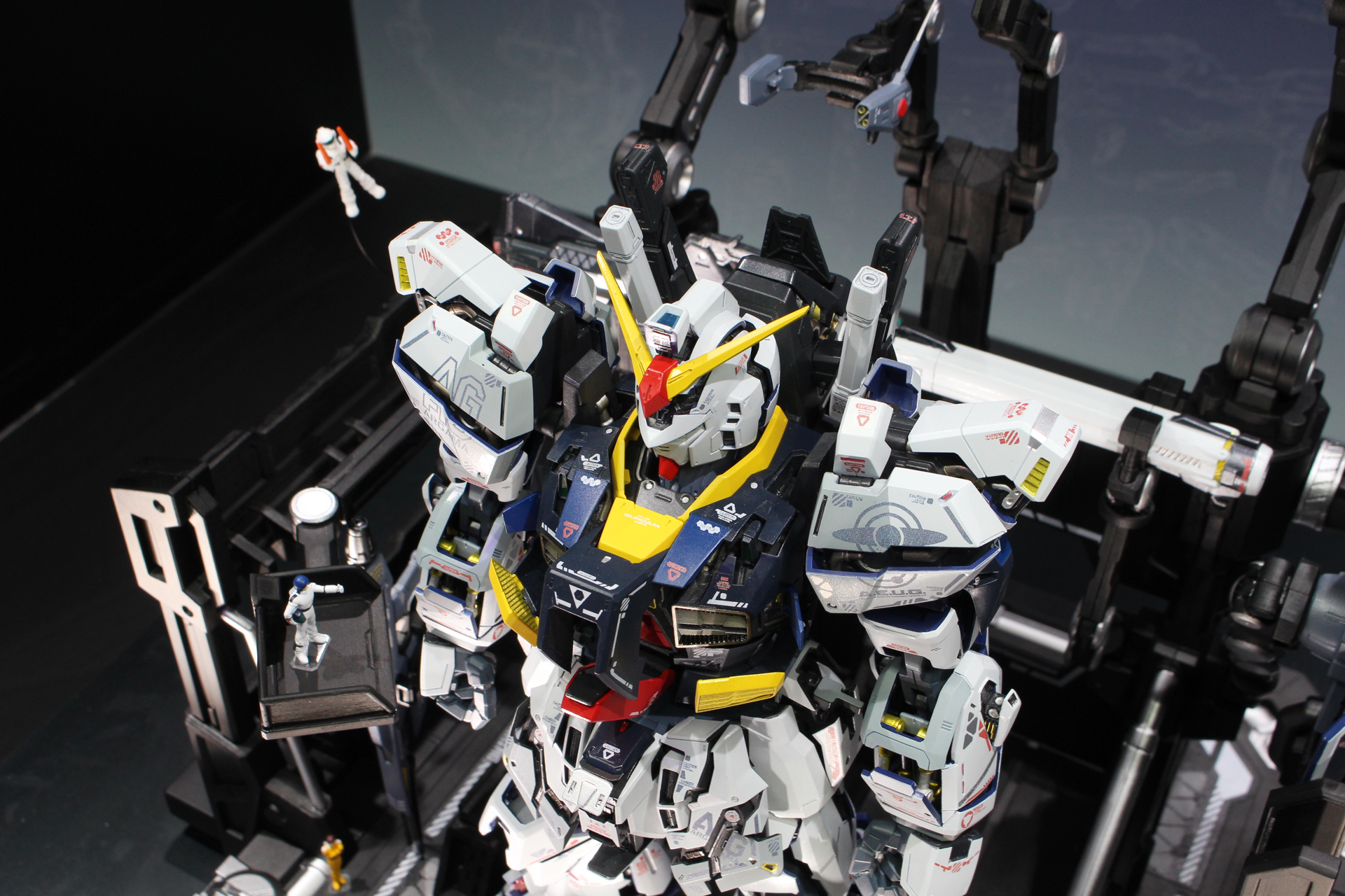 要所にはエゥーゴのメンテナンスクルーの姿も。展示された試作品はまだ電飾は施されていなかった