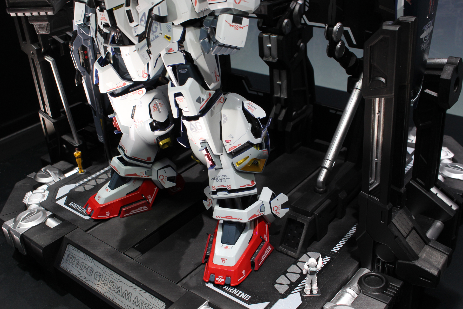 要所にはエゥーゴのメンテナンスクルーの姿も。展示された試作品はまだ電飾は施されていなかった