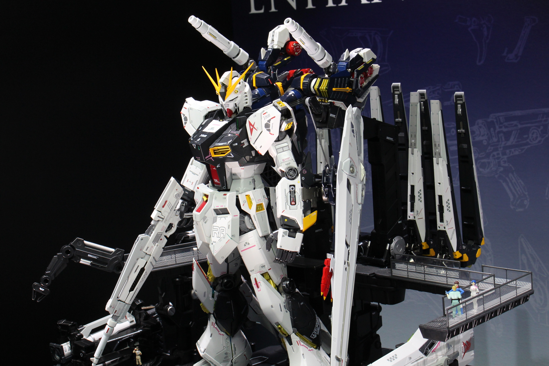 「武装強化プラン」のパーツを備えたνガンダム