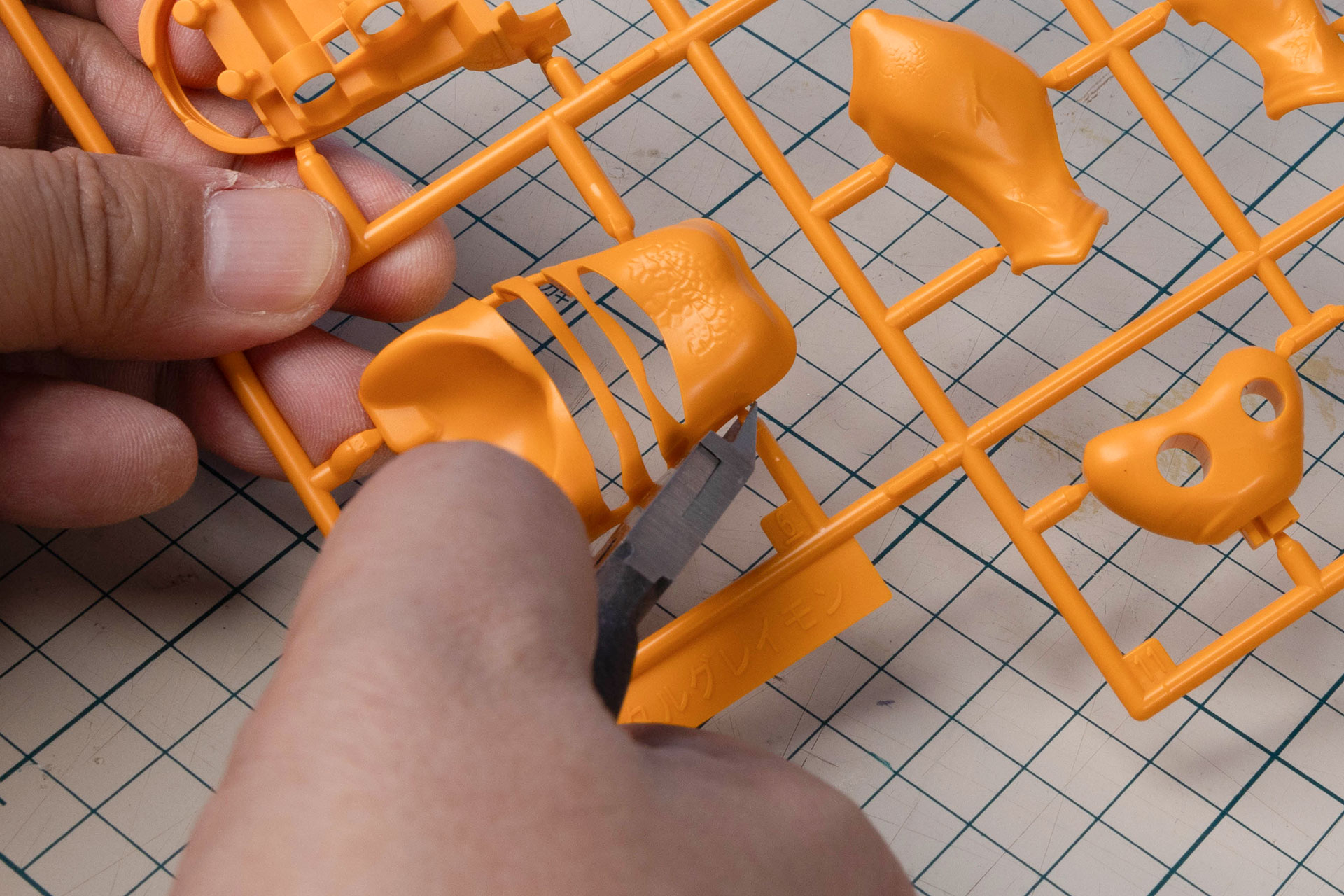 ニッパーなどで指定されたパーツを切り離していこう