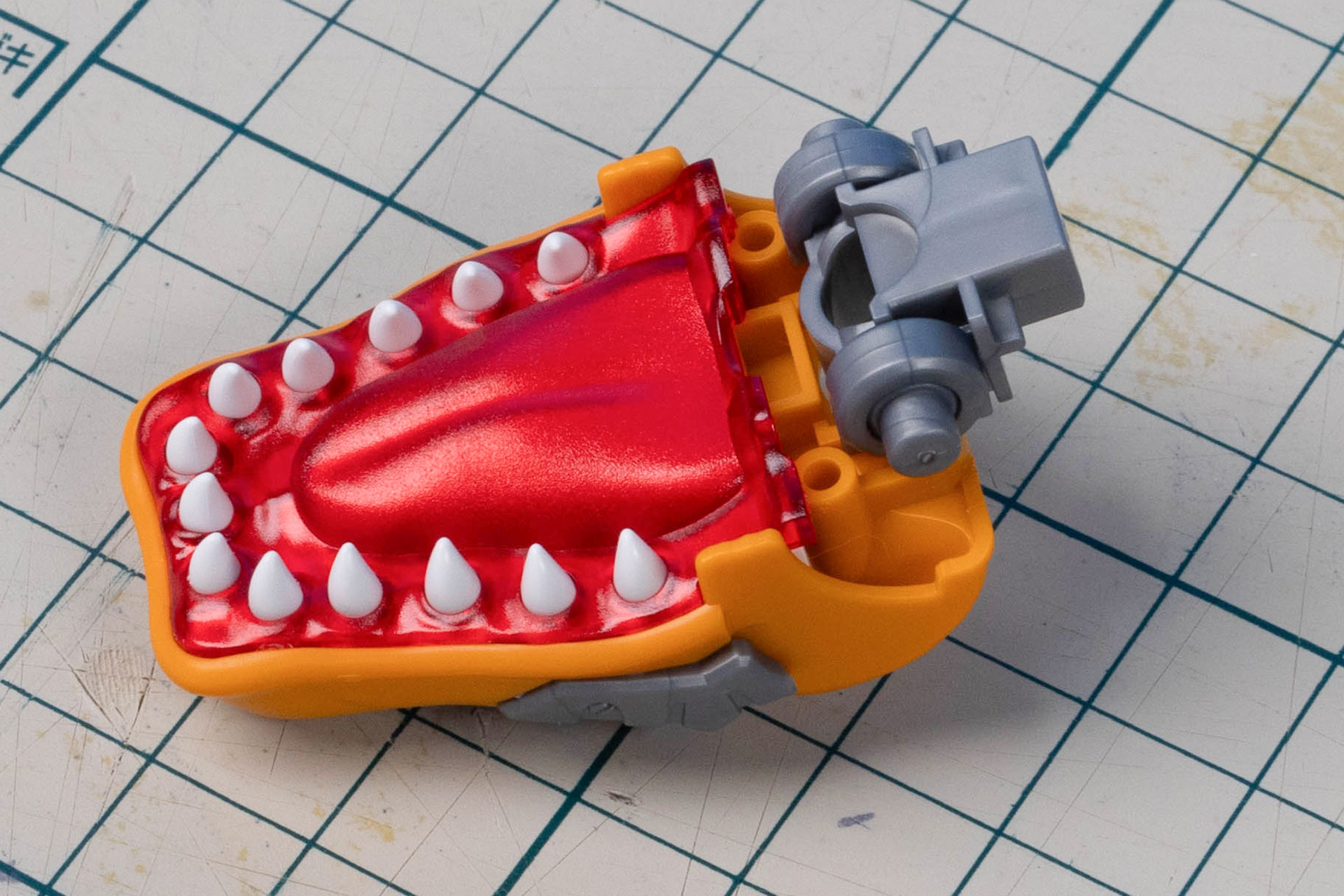 白い歯のパーツの上に赤いクリアパーツを重ねて、口の中を表現している