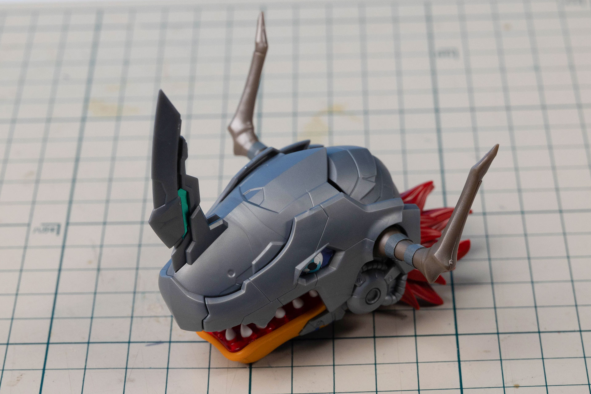 これで頭部は完成！　……と、このときは思っていたのだが、後でいくつかシールを貼り忘れていたことに気が付くことになる。鼻先のグリーンなど、幸い修正の効く箇所だった