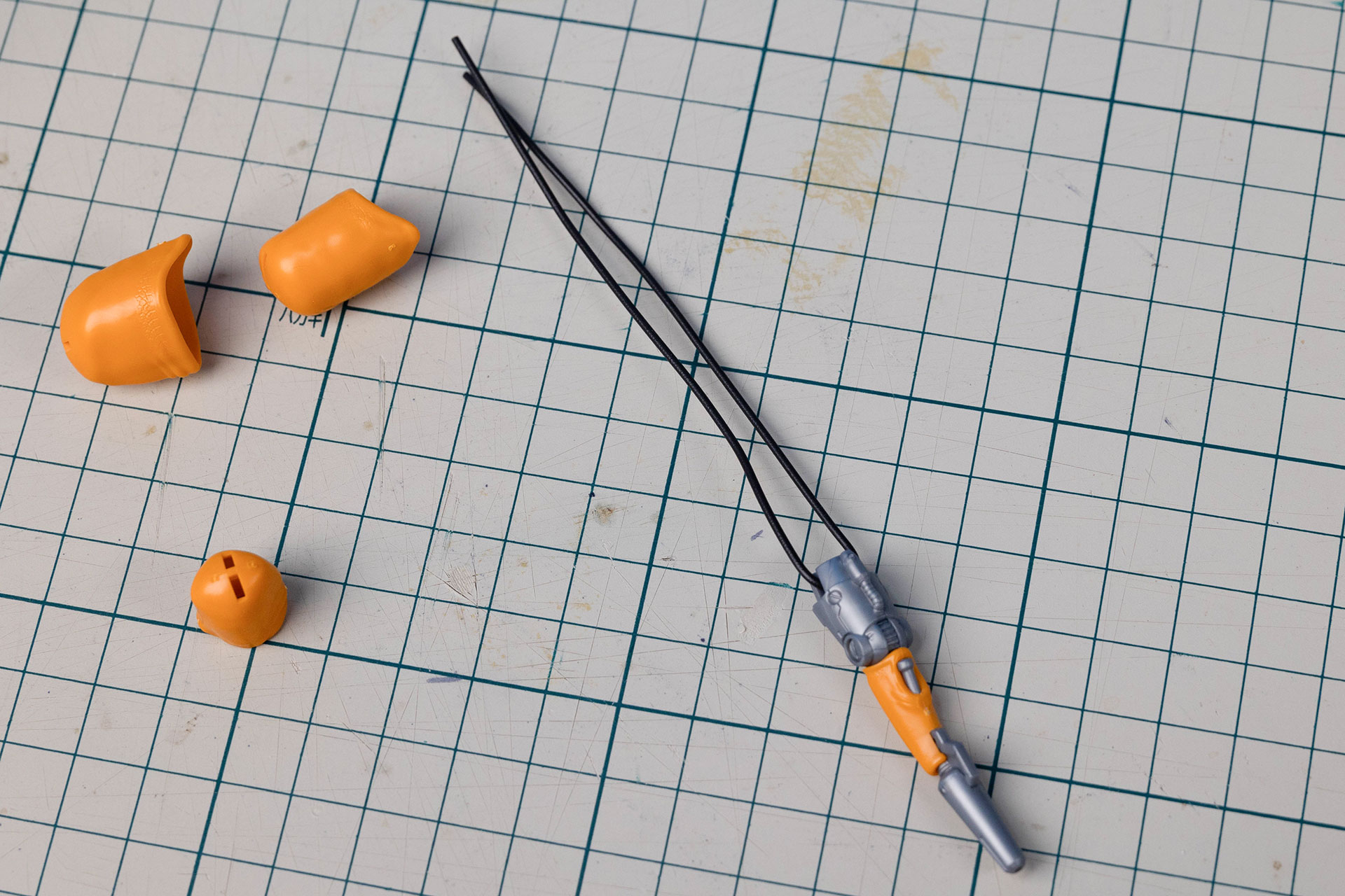 尻尾の先端部分を作ったら、リード線を通して均等になるようにして折り曲げておこう