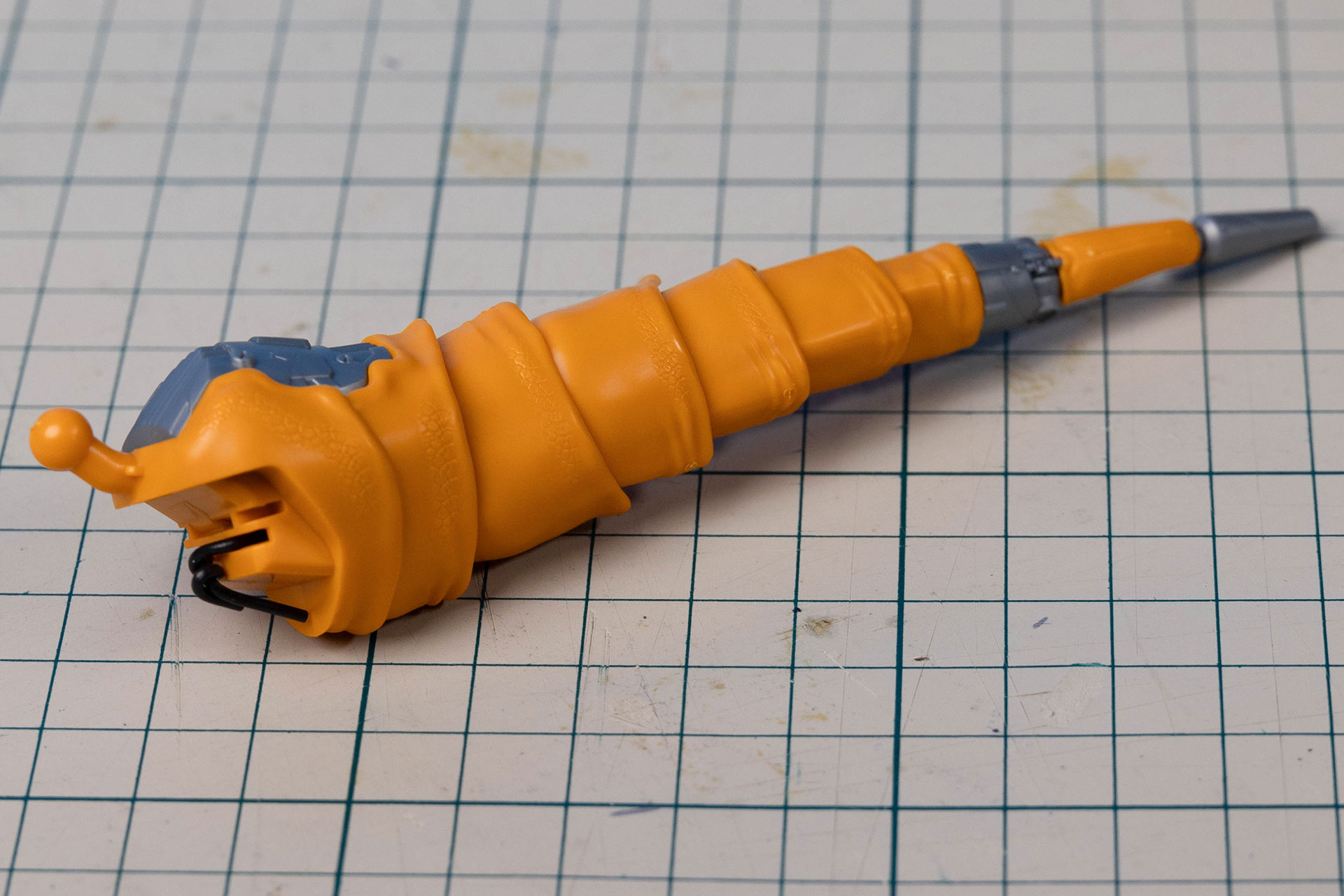 尻尾のパーツをすべて取り付けたら、余ったリード線を結んでおこう