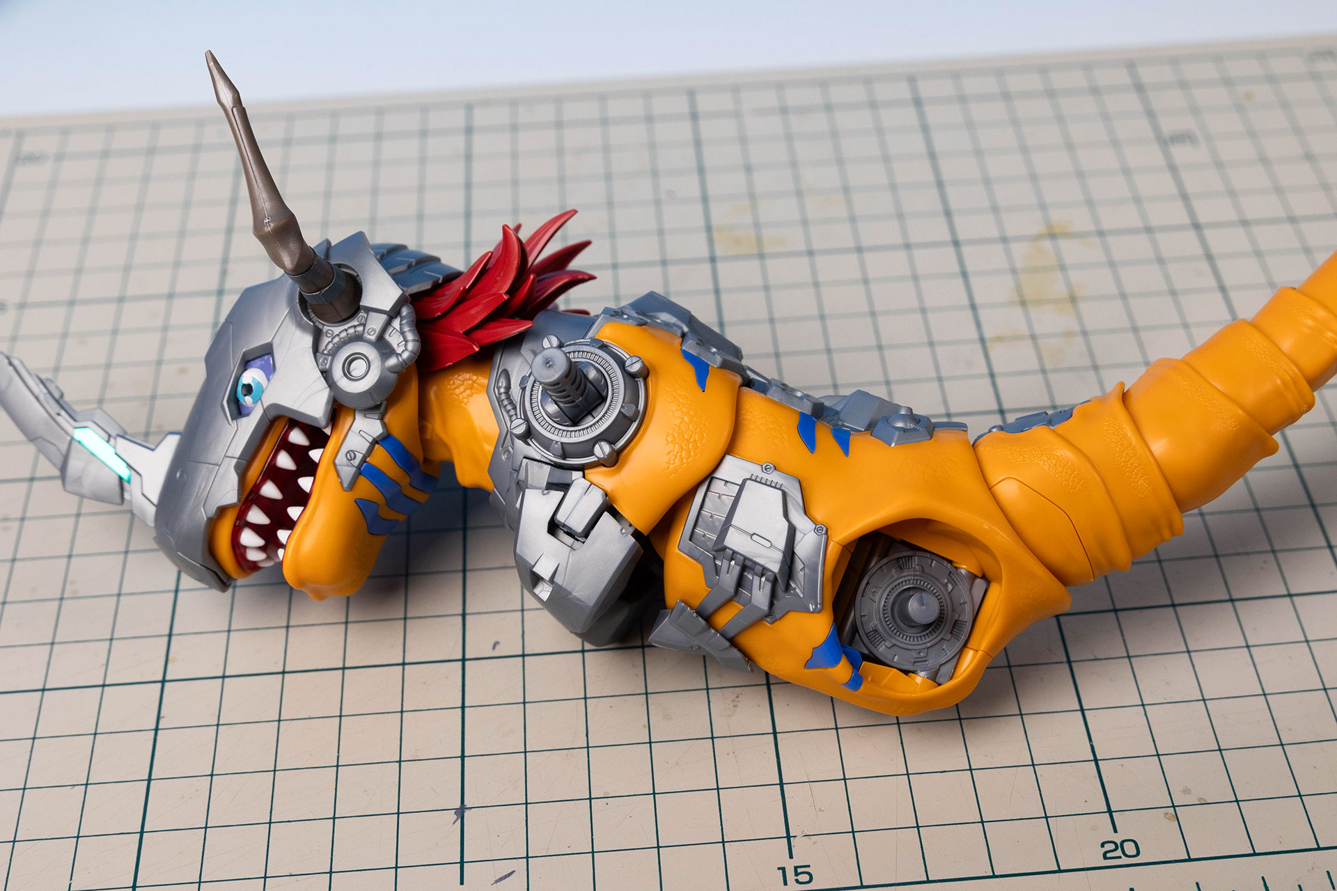 ここまで作ってきた頭部と胴体、そして尻尾を合体させておく