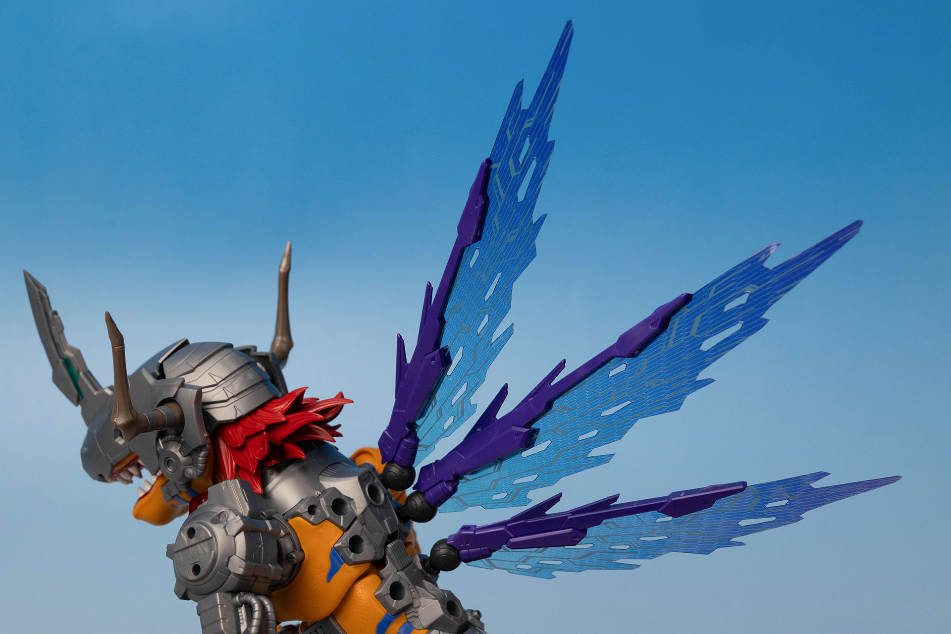 上段、中段、下段と、それぞれ異なる羽を背中に取り付けていく