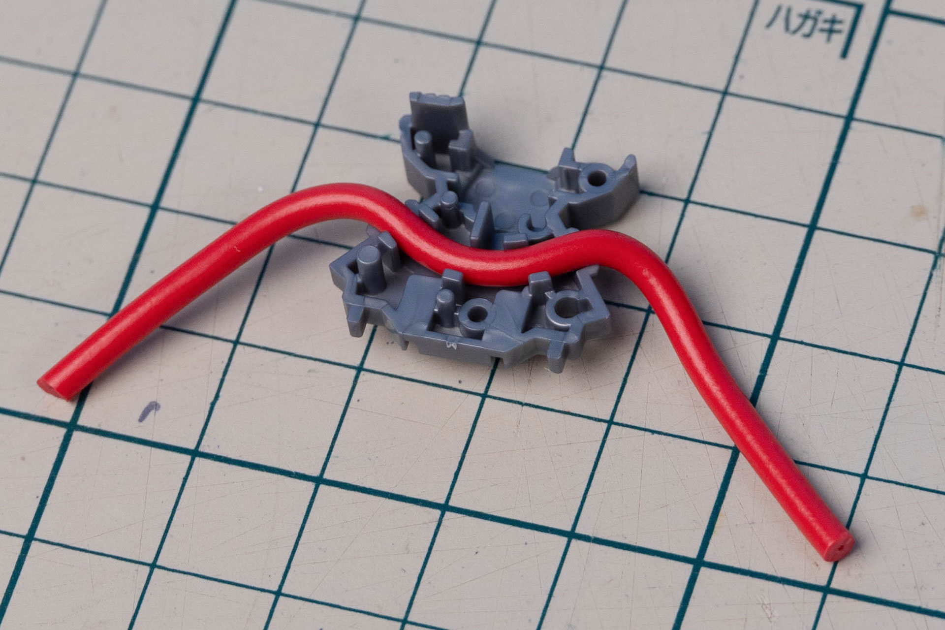 赤いリード線は、このように挟み込んで組み立てていく