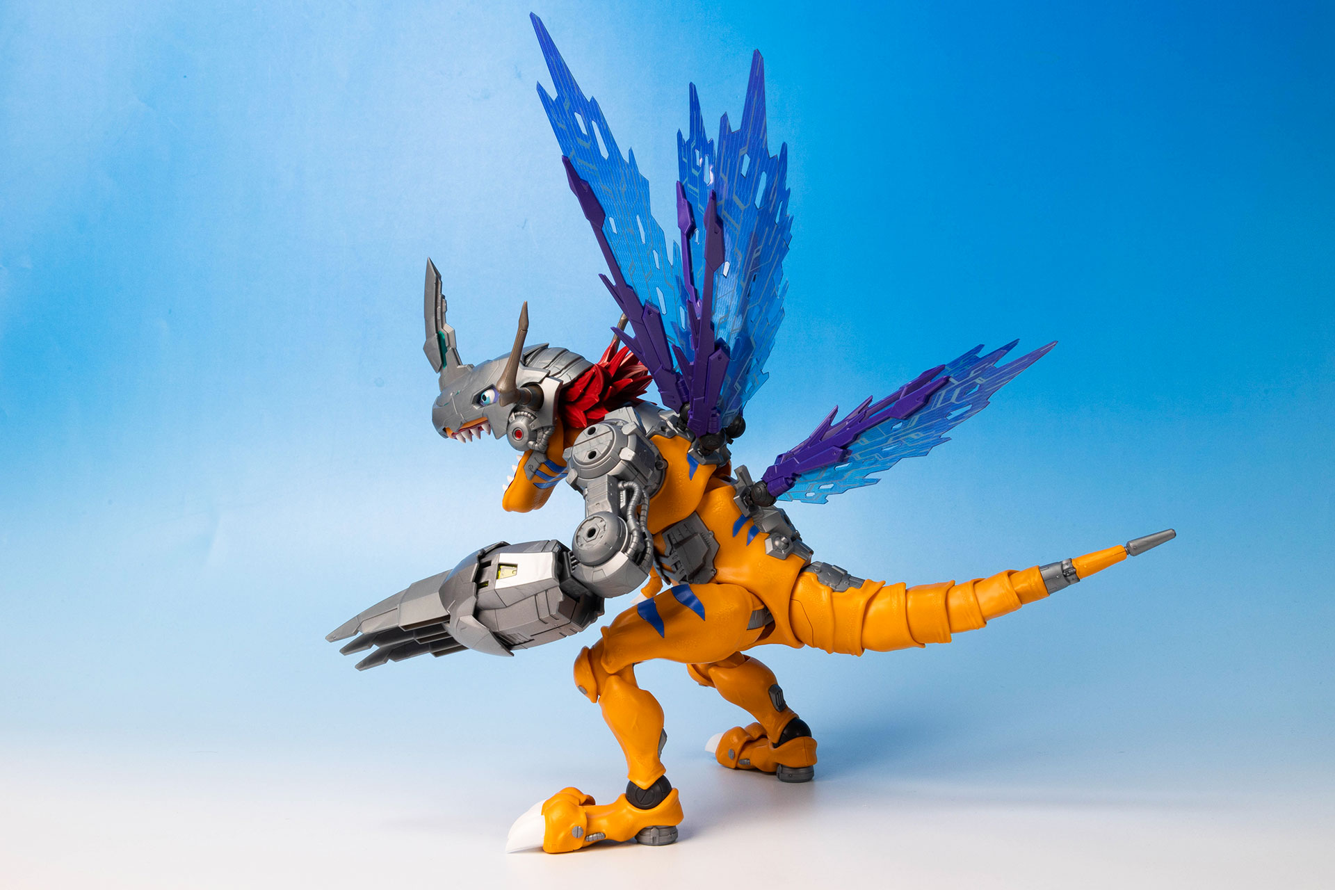 横から見ると、かなり多くのパーツが付けられているのがわかる