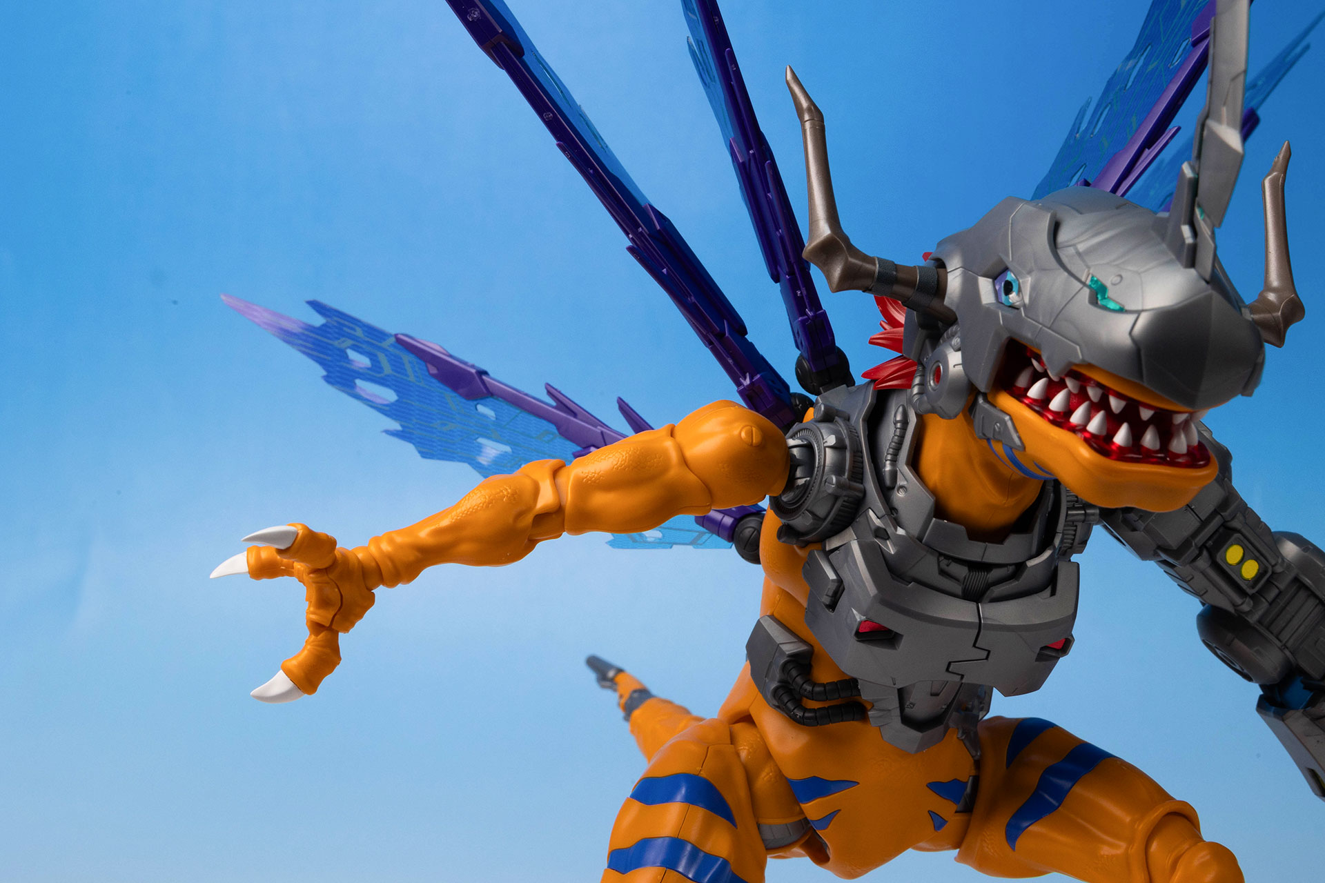 腕はこのように伸ばすこともできる。結構自由に可動させることが可能だ