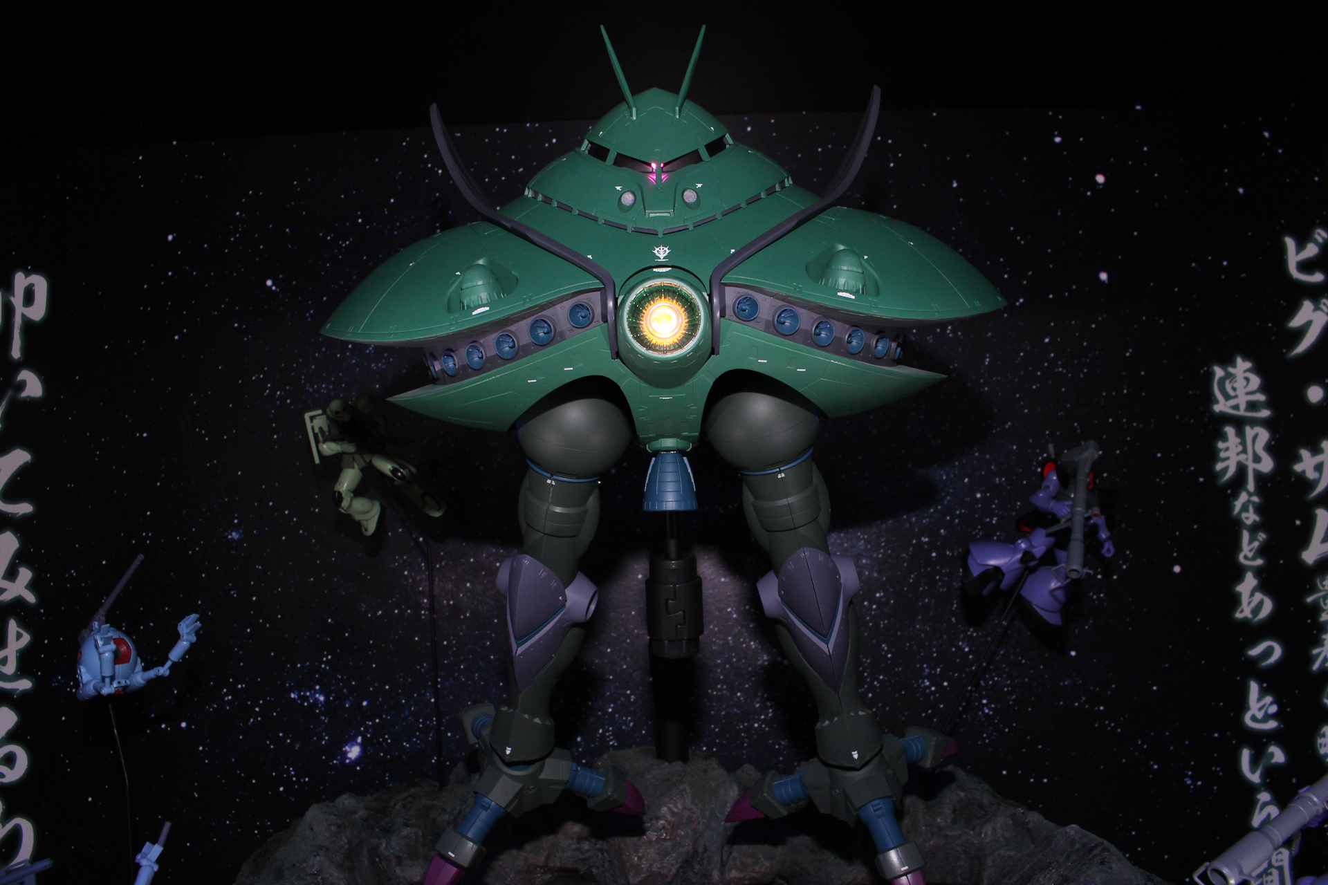 モノアイや中央のメガ粒子砲に電飾を内蔵