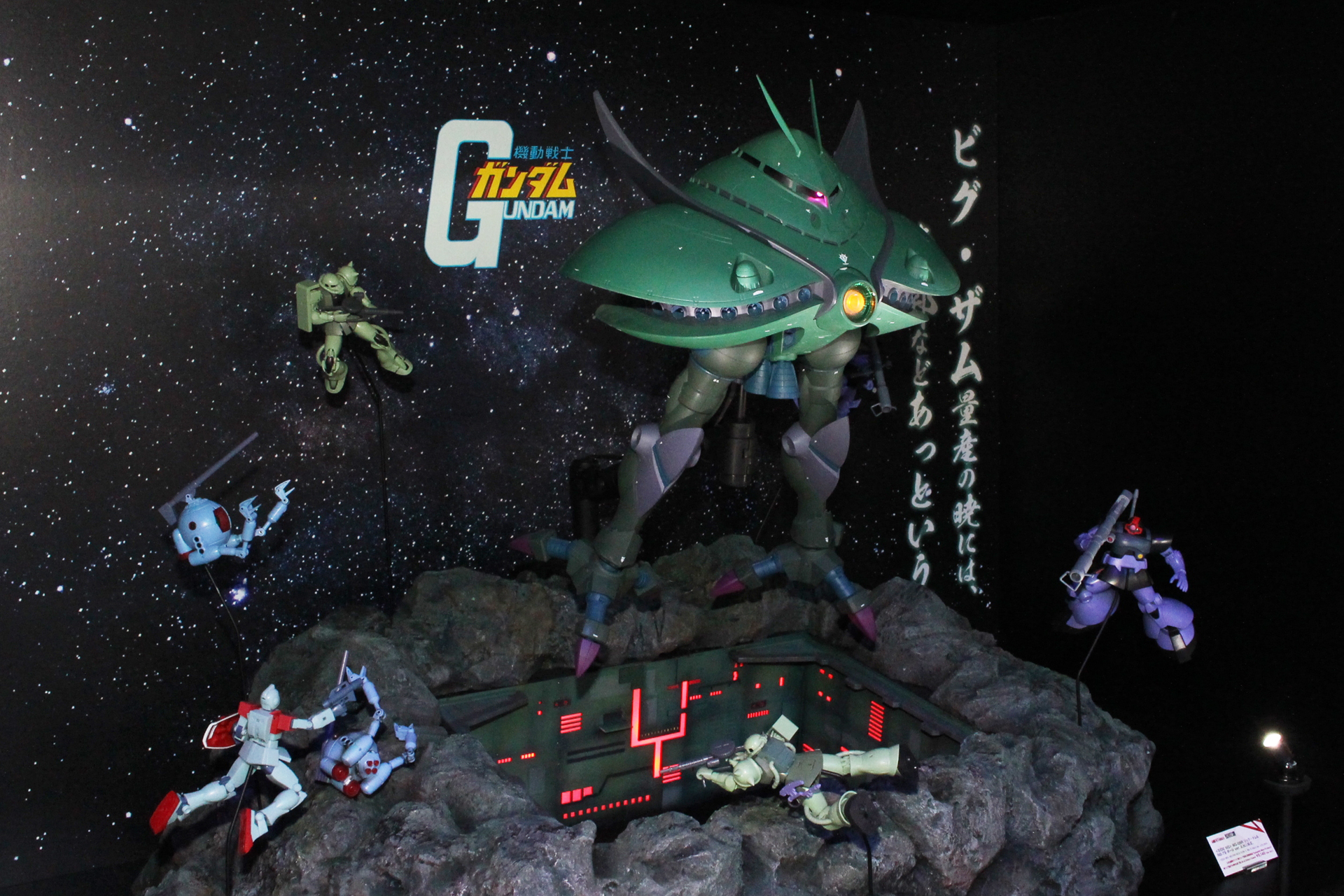 脚部を後方に曲げた飛行姿勢を再現している