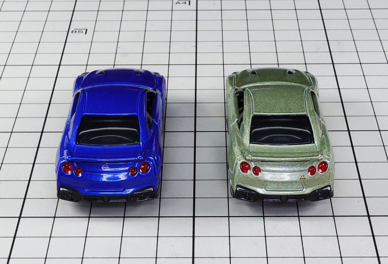 リア：伝統の丸形4灯のテールランプ