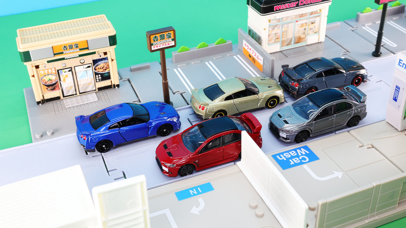 左奥から「トミカ No.23 日産 NISSAN GT-R」通常仕様、初回特別仕様、No.60 日産 NISSAN GT-R NISMO。左手前から「トミカプレミアム 02 三菱 ランサーエボリューション ファイナルエディション」発売記念仕様、通常仕様