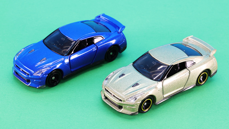 左が通常仕様（ブルー）、右が初回特別仕様（グリーンメタリック）